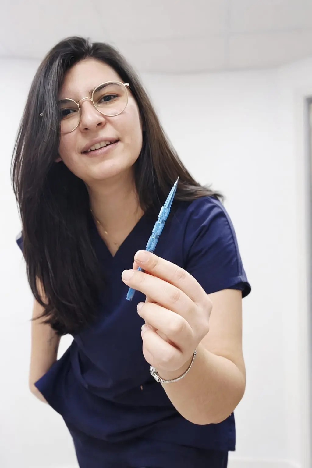 Dr. A. Hazal Ferbu på klinikken i Hamar
